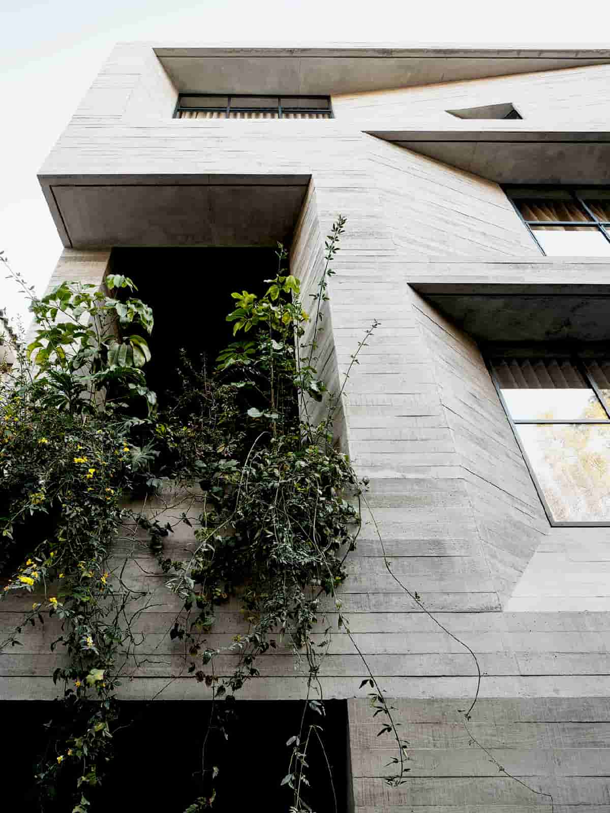 combines brutalist rigour with sculptural finesse in an apartment building in Mexico city