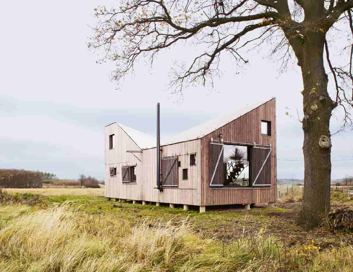 Design an open-plan, low-energy wooden house to improve the closeness of the family