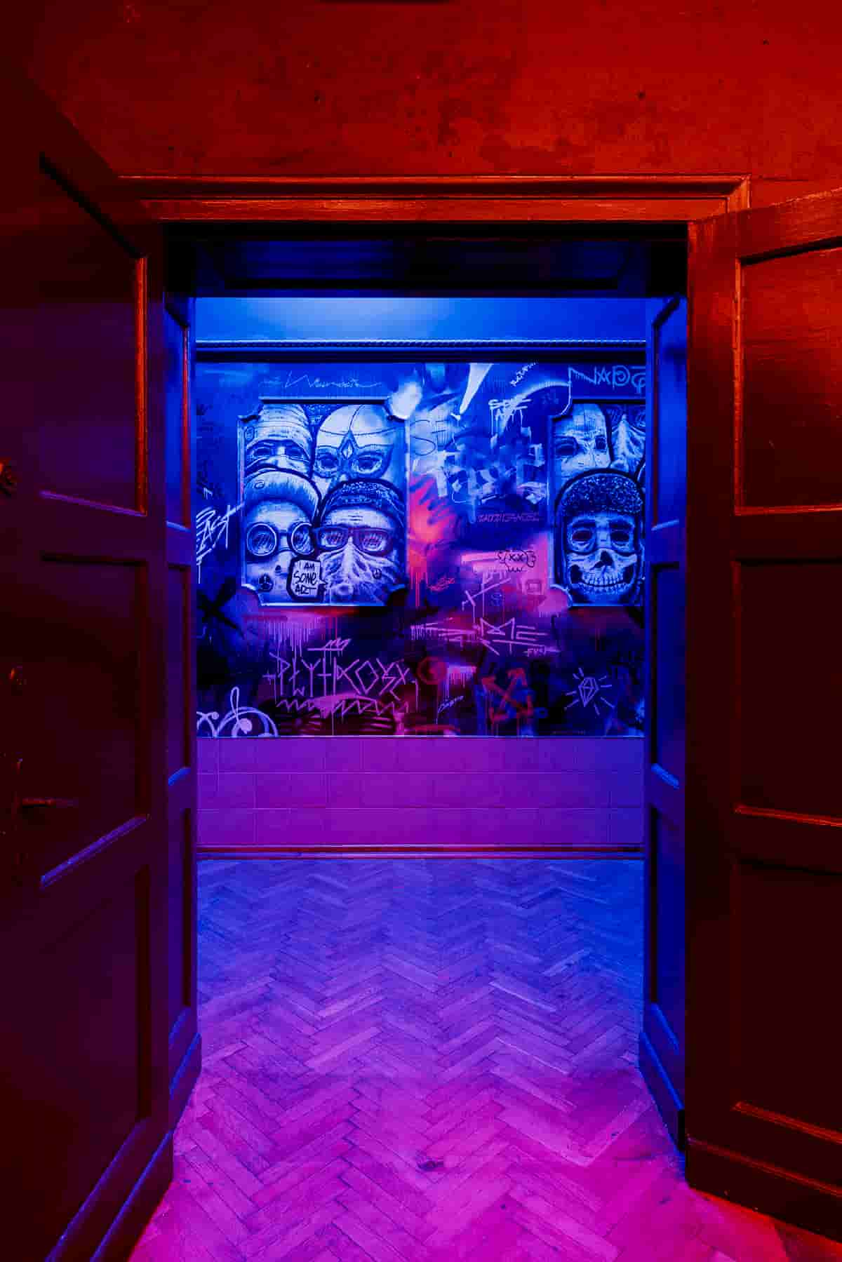 Into A Próżność Club Of Mystifying, Seductive Environment Full Of Nostalgic Elegance, Neon Colours And Electronic Music