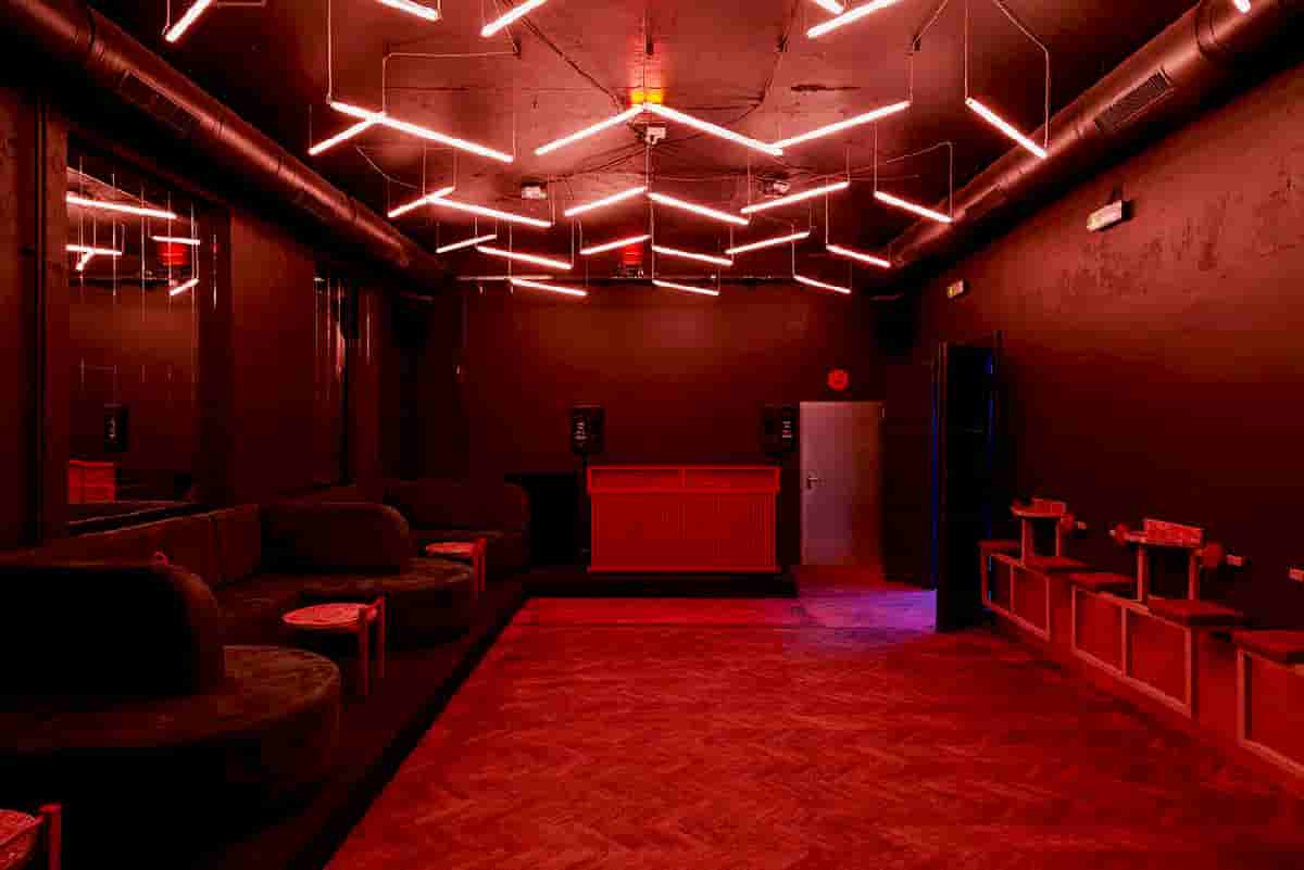 Into A Próżność Club Of Mystifying, Seductive Environment Full Of Nostalgic Elegance, Neon Colours And Electronic Music
