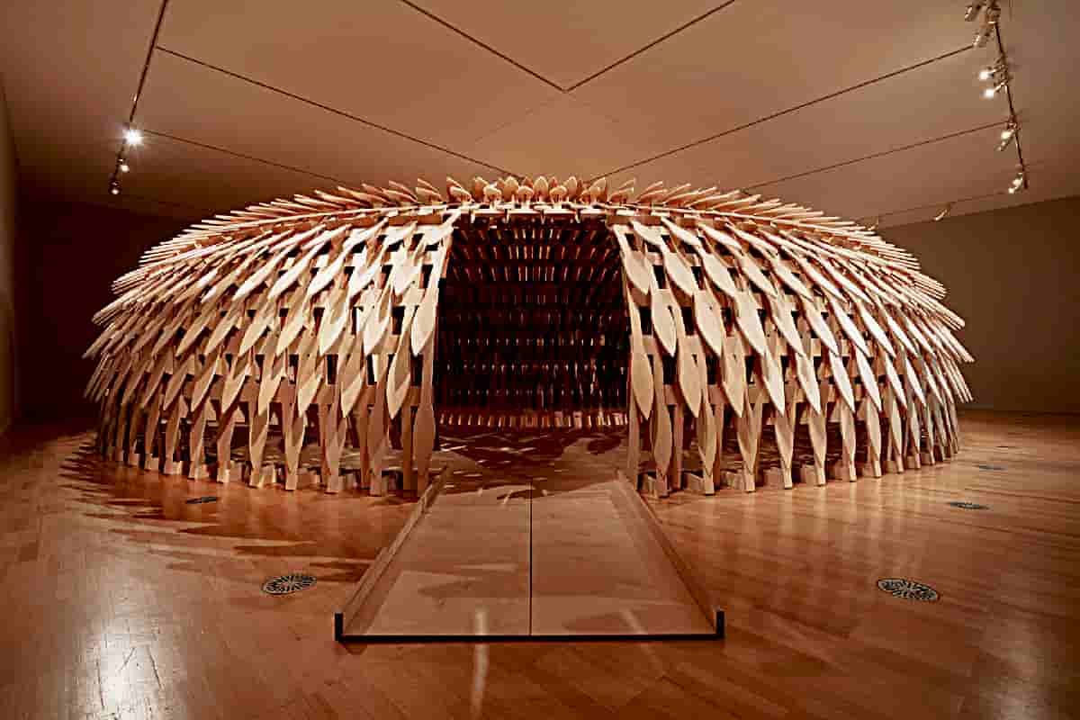 Fotos 01—A Curved Pavilion Designed Weaves Wooden Slats into a Tessellating Structure