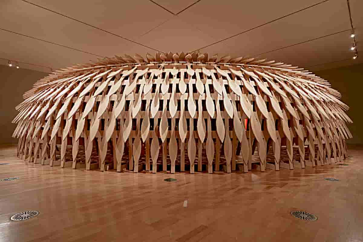 Fotos 03—A Curved Pavilion Designed Weaves Wooden Slats into a Tessellating Structure
