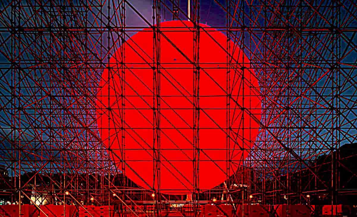 04-An a Glowing Red Sphere
