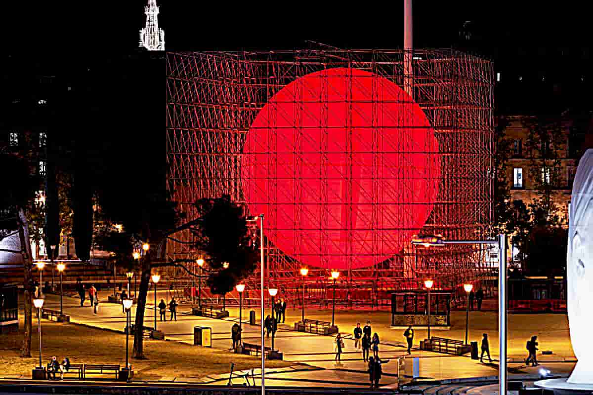 05-An a Glowing Red Sphere