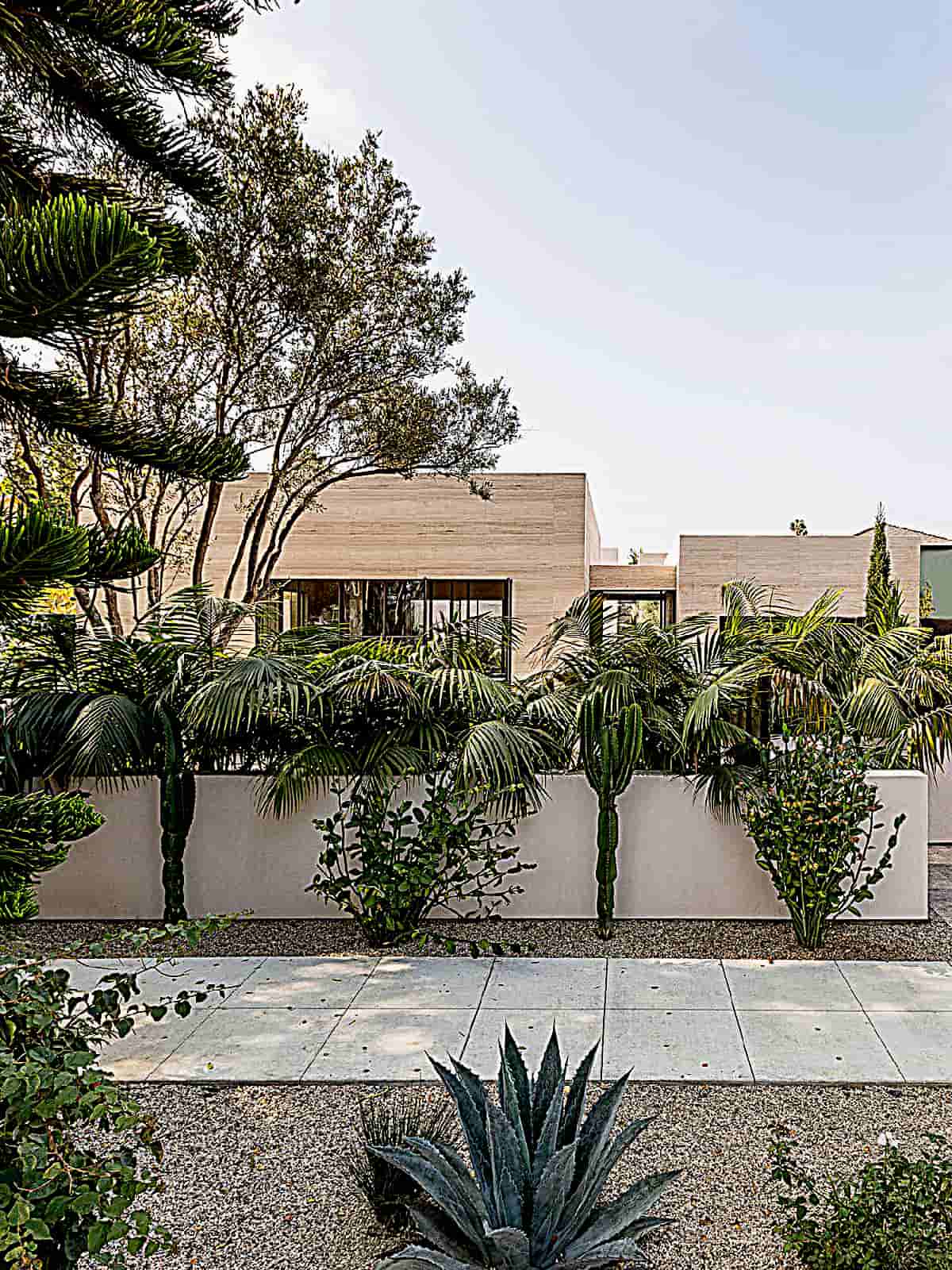 Conceived as an Urban Oasis this residence in Venice Beach, California. Antwerp architect Kanika designs a vibrant Urban Oasis in Venice Beach, California; Victoria an Urban Oasis