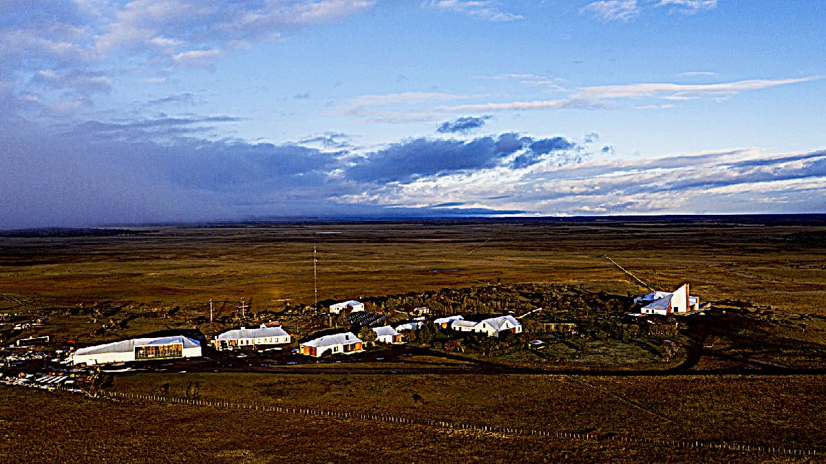 Linked an ambitious for project to the Morro Chico ranch. The Morro Chico Ranch is located within continental Argentinian Patagonia, at the southern border with Chile. Linked an ambitious for project to the Morro Chico ranch. Its history is mixed up with the saga of the first colonists in the region.