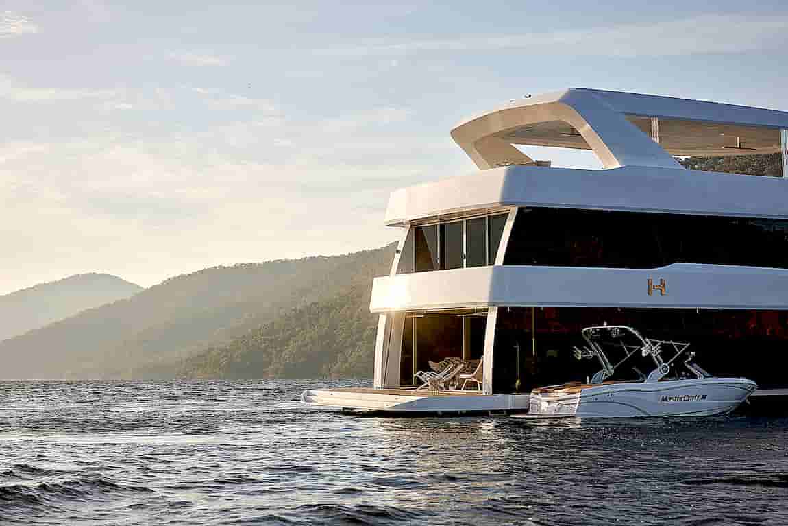 A Houseboat in Australia Defies Expectations with its Streamlined Form and Modern Interiors