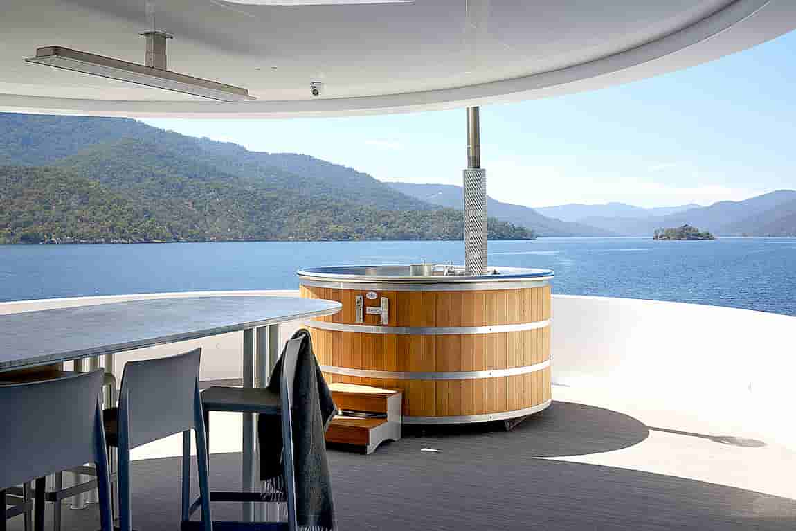 A Houseboat in Australia Defies Expectations with its Streamlined Form and Modern Interiors