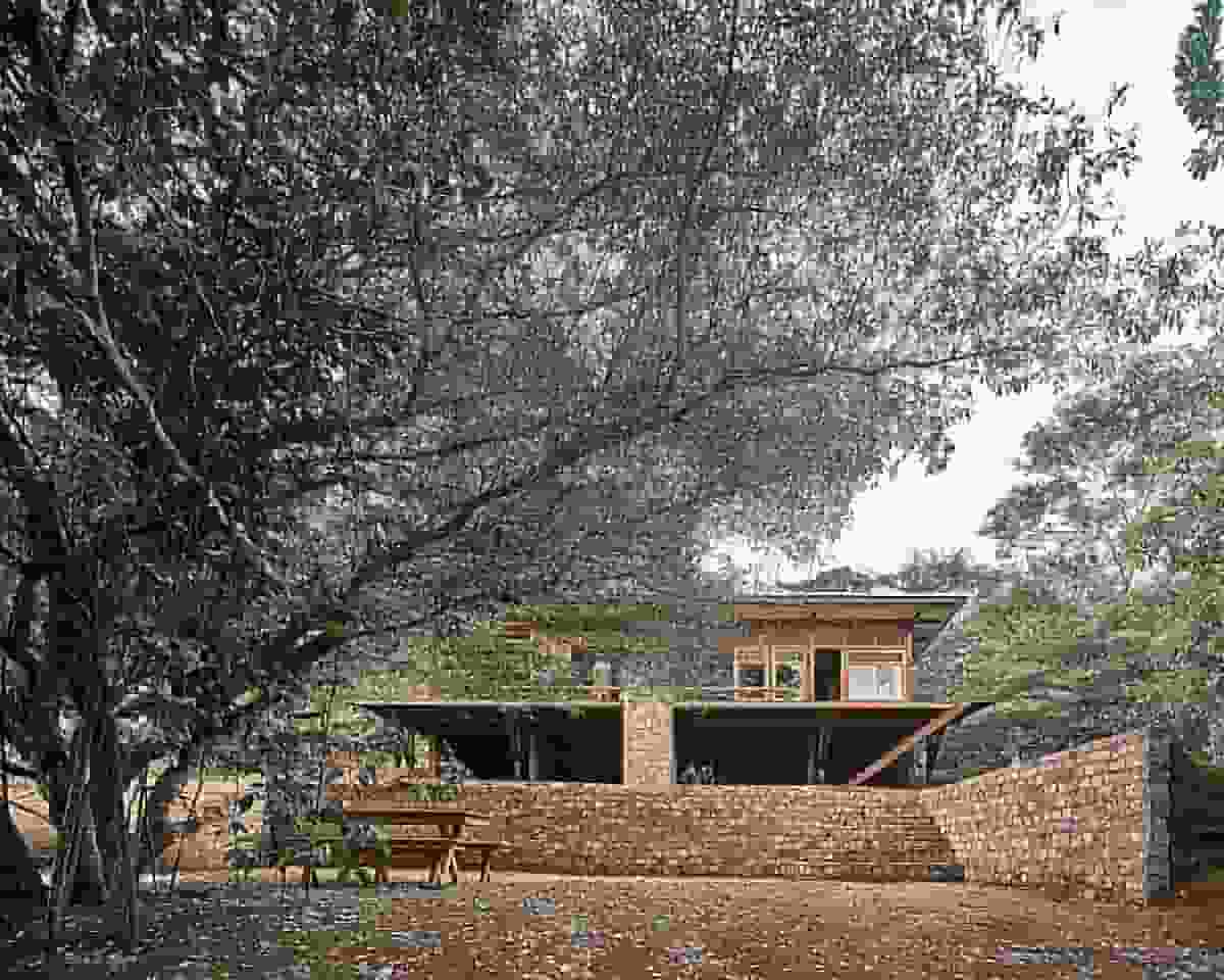 Piaba House is the Maturement of a Sensibility—One of contemporary architecture’s most pressing challenges Piaba House is the Maturement of a Sensibility capable of deciphering the landscape on a local level continuity with local traditions as well