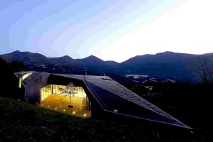 This house is located in a clearing among the trees, at an altitude of 700 meters, the house has an irregular "C" shape near the "Passo del Cavallo", where you can see a place near but at the same time far from the urban area just below.