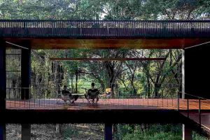 A Raintree House vast of Chamchuri Forest：With the intention of not changing the flowway and allowing community access to the streamthe a Raintree House building's act as a division fence of privacy by itself while still permitting views in and out