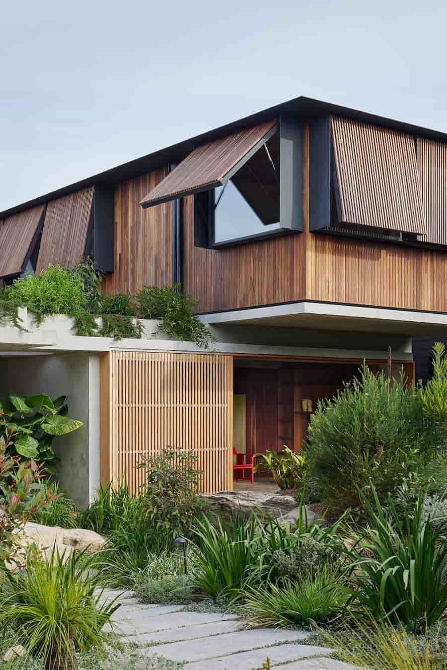 Castlecrag Courtyard: The house provides both a sense of protection and an immersive connection with the natural setting a harmonious blend of architecture and nature 