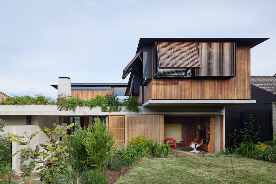 Castlecrag Courtyard: The house provides both a sense of protection and an immersive connection with the natural setting a harmonious blend of architecture and nature 