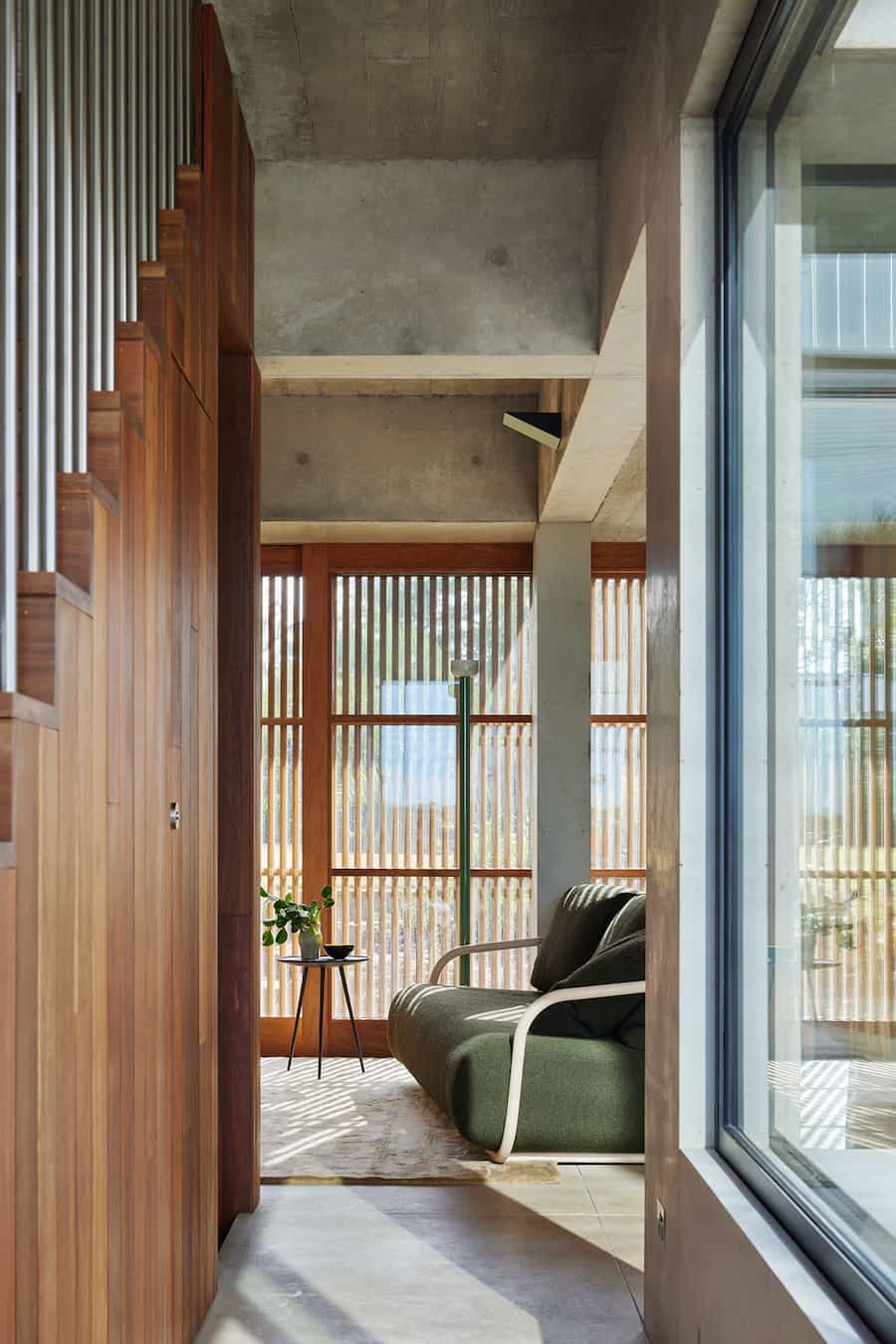 Castlecrag Courtyard: The house provides both a sense of protection and an immersive connection with the natural setting a harmonious blend of architecture and nature 