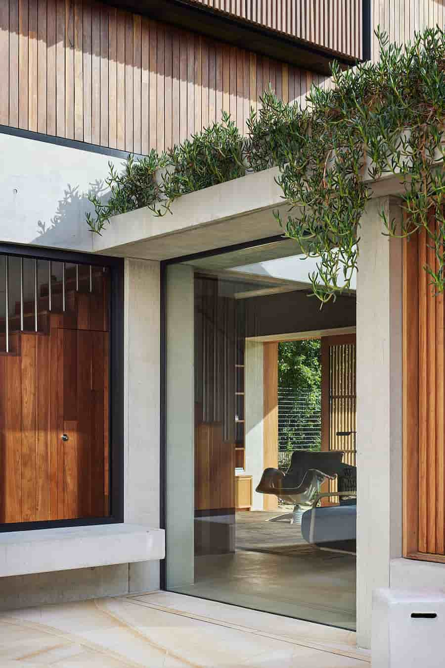 Castlecrag Courtyard: The house provides both a sense of protection and an immersive connection with the natural setting a harmonious blend of architecture and nature 