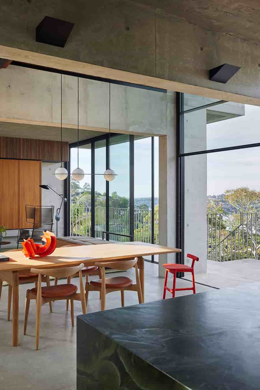 Castlecrag Courtyard: The house provides both a sense of protection and an immersive connection with the natural setting a harmonious blend of architecture and nature 