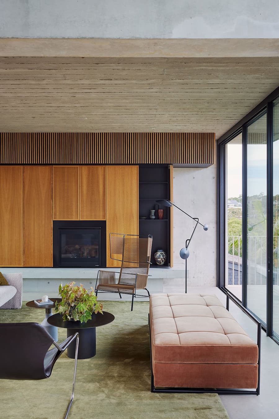 Castlecrag Courtyard: The house provides both a sense of protection and an immersive connection with the natural setting a harmonious blend of architecture and nature 