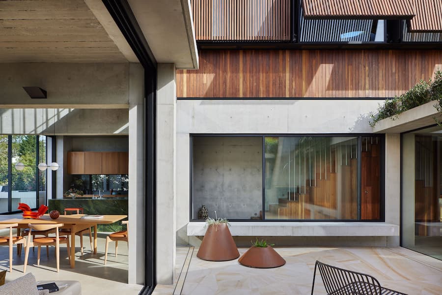 Castlecrag Courtyard: The house provides both a sense of protection and an immersive connection with the natural setting a harmonious blend of architecture and nature 