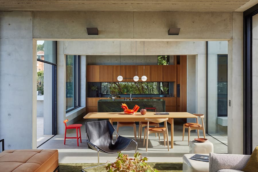 Castlecrag Courtyard: The house provides both a sense of protection and an immersive connection with the natural setting a harmonious blend of architecture and nature 