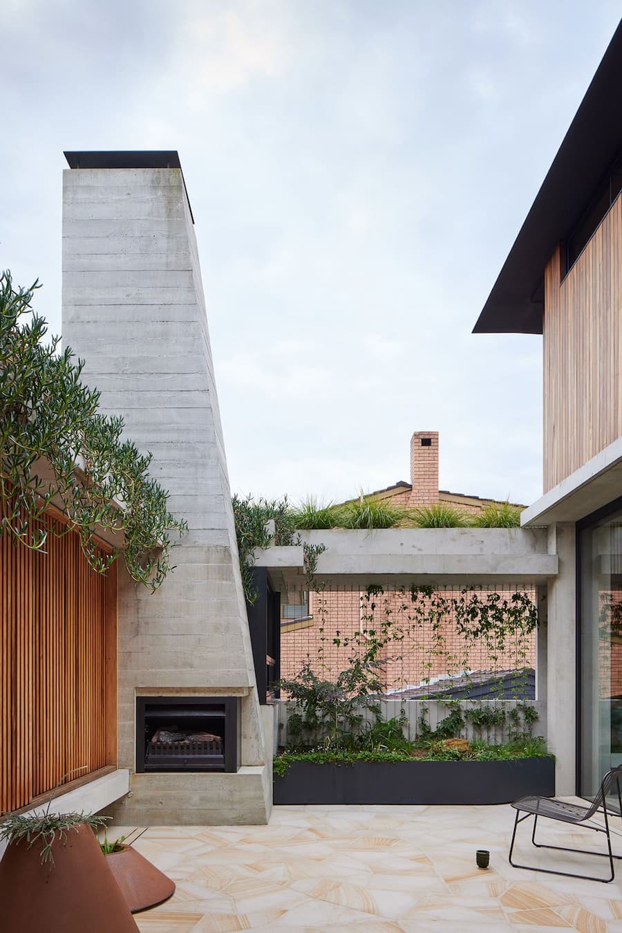 Castlecrag Courtyard: The house provides both a sense of protection and an immersive connection with the natural setting a harmonious blend of architecture and nature 