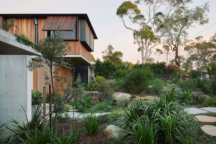 Castlecrag Courtyard: A Harmonious Blend of Architecture and Nature