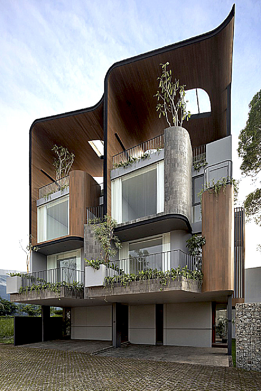 Ombak House Allowing Nature to Flourish within the Home：'Ombak,' meaning ocean waves in Bahasa, the rooftop's open space offers residents the chance to participate in outdoor activities while taking in the view