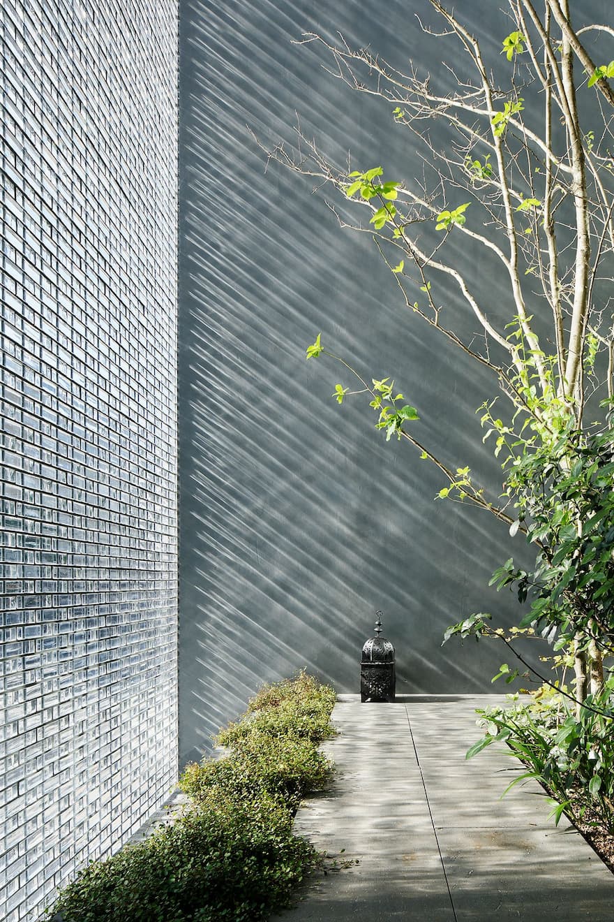 Hiroshi Nakamura's Hiroshima masterpiece: 6,000 glass blocks soften light, silence noise, and reveal a serene courtyard