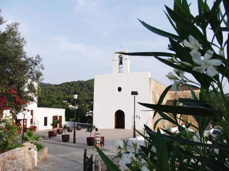 5 Stunning Places to Visit in Ibiza
