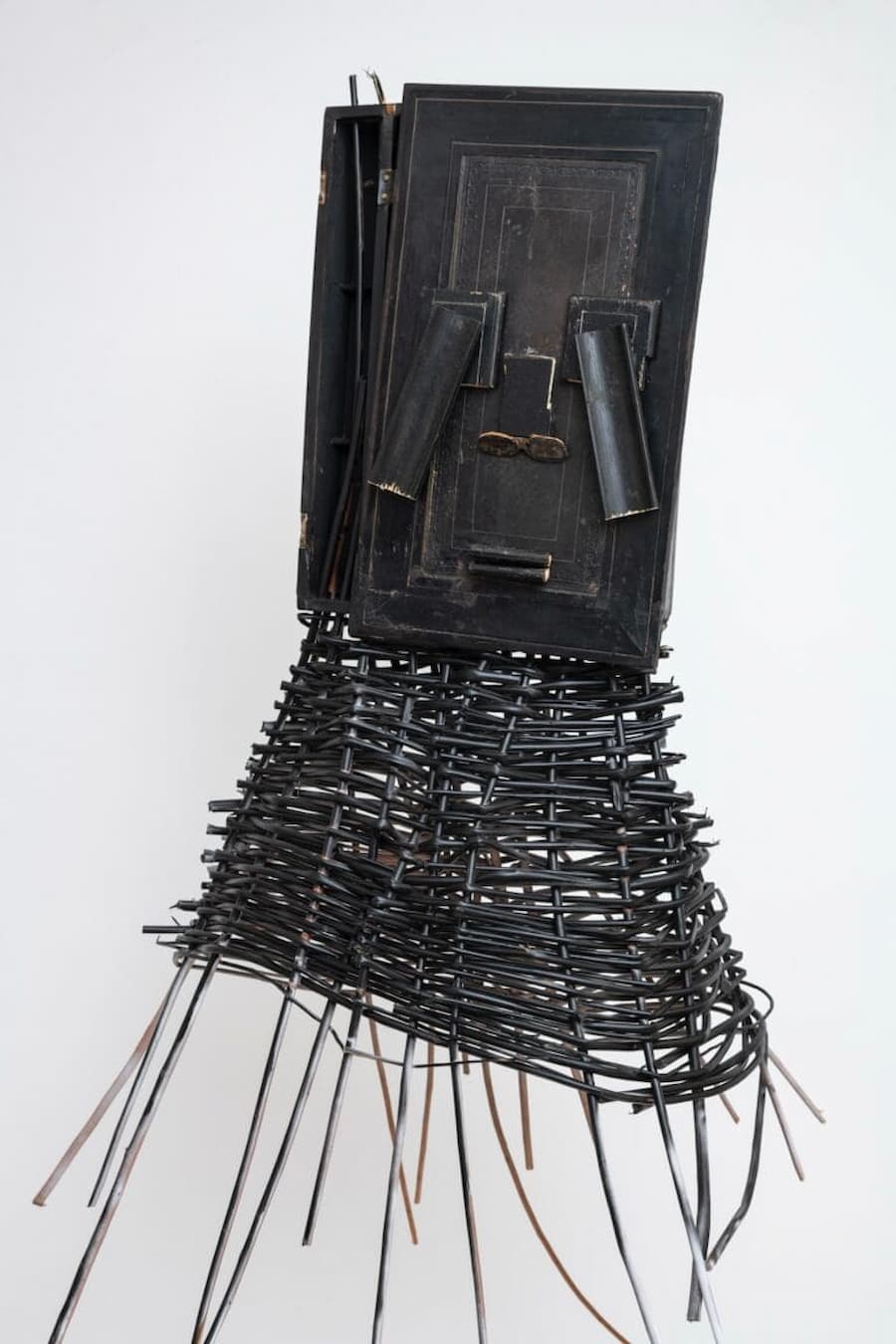 Sonia E. Barrett 的雕塑將古董書桌與非洲面具的翻轉融合