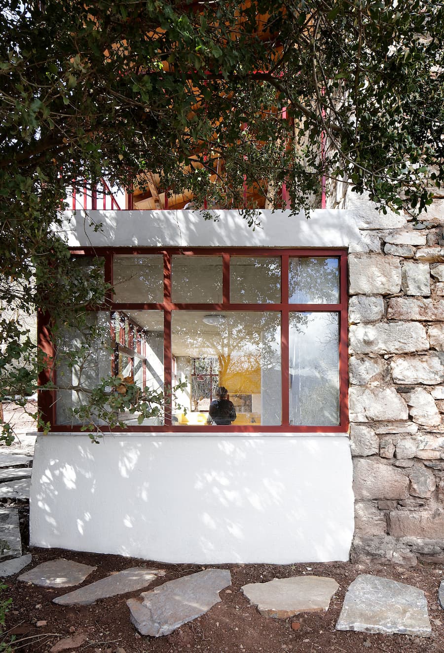 Point Supreme 翻新Peloponnese半島的一座石屋，打造現代家庭生活