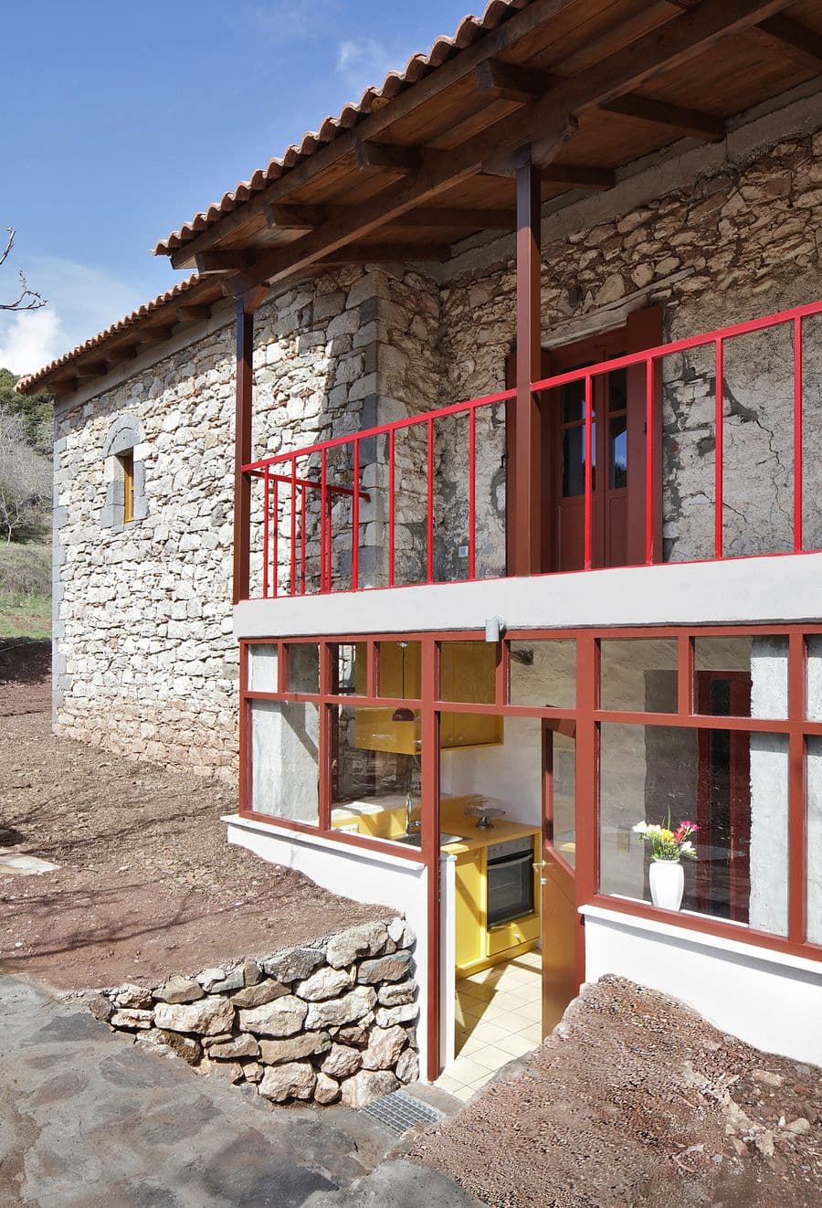 Point Supreme 翻新Peloponnese半島的一座石屋，打造現代家庭生活