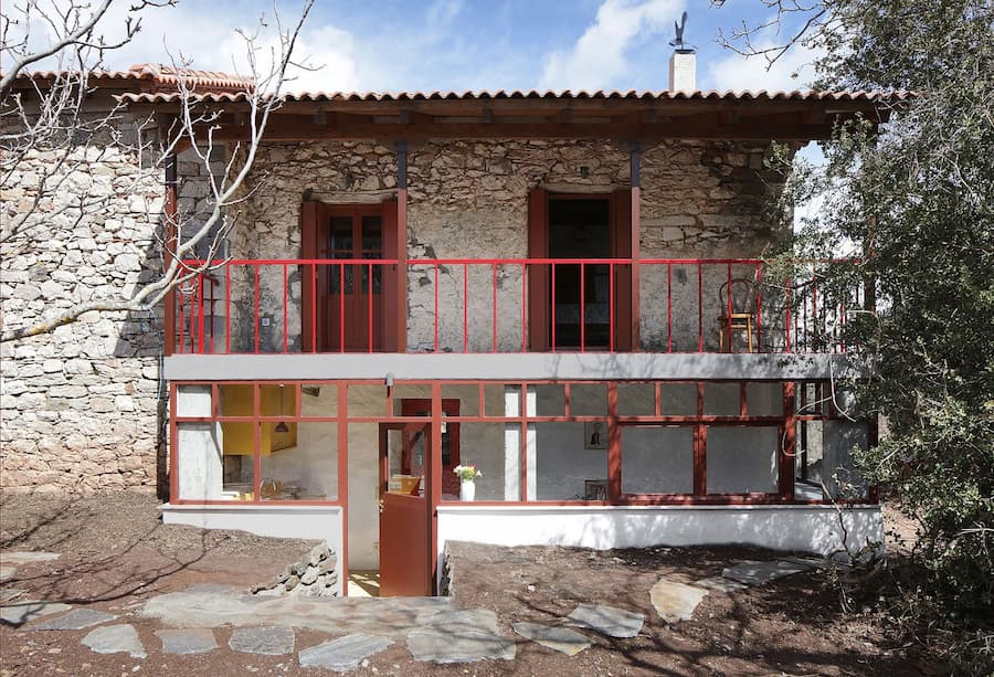 Point Supreme 翻新Peloponnese半島的一座石屋，打造現代家庭生活