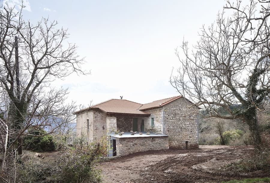 Point Supreme 翻新Peloponnese半島的一座石屋，打造現代家庭生活