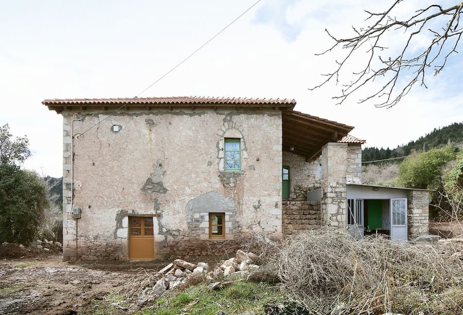 Point Supreme 翻新Peloponnese半島的一座石屋，打造現代家庭生活