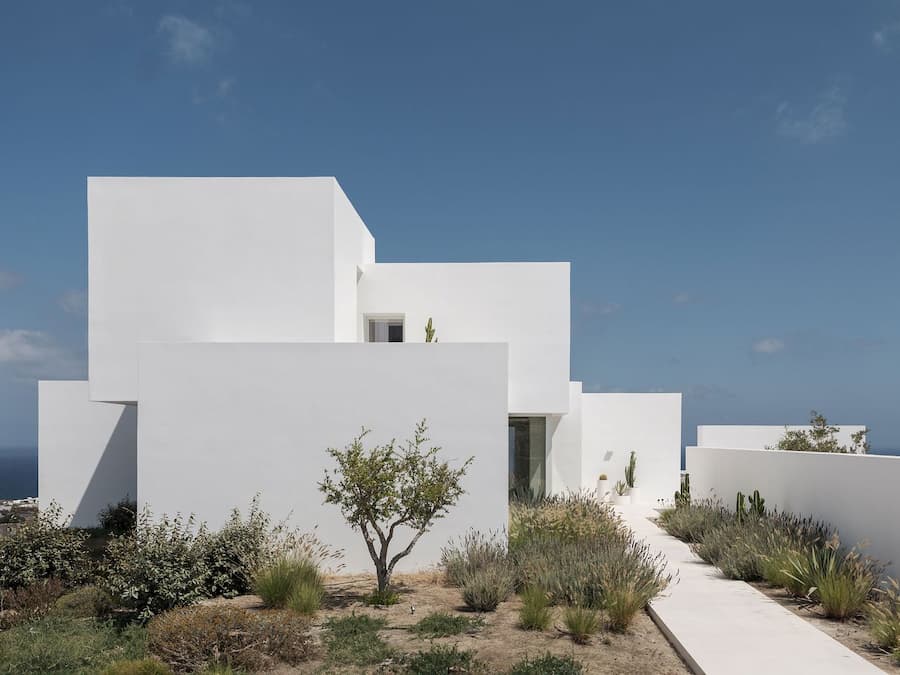 Kapsimalis 建築事務所在Santorini島的住宅中重新詮釋了Cycladic Vernacular群島的鄉村風情