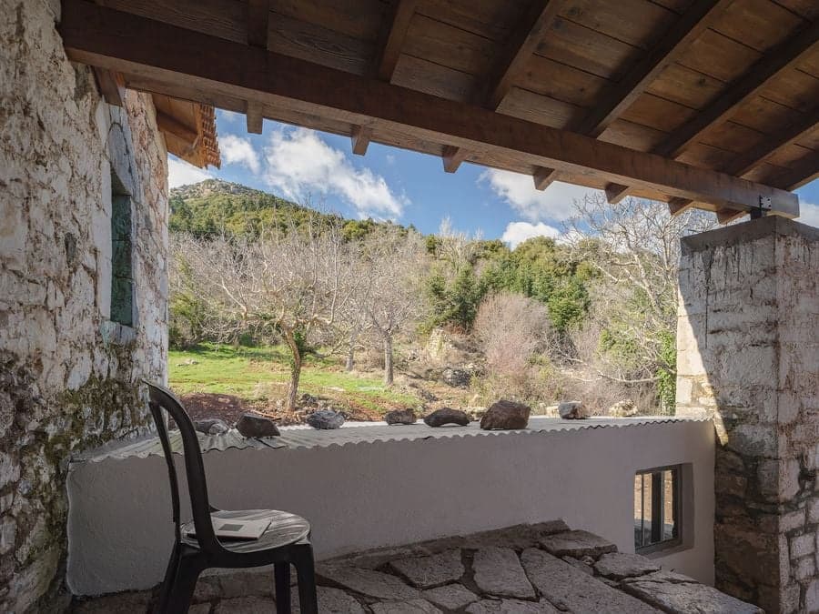 Point Supreme 翻新Peloponnese半島的一座石屋，打造現代家庭生活