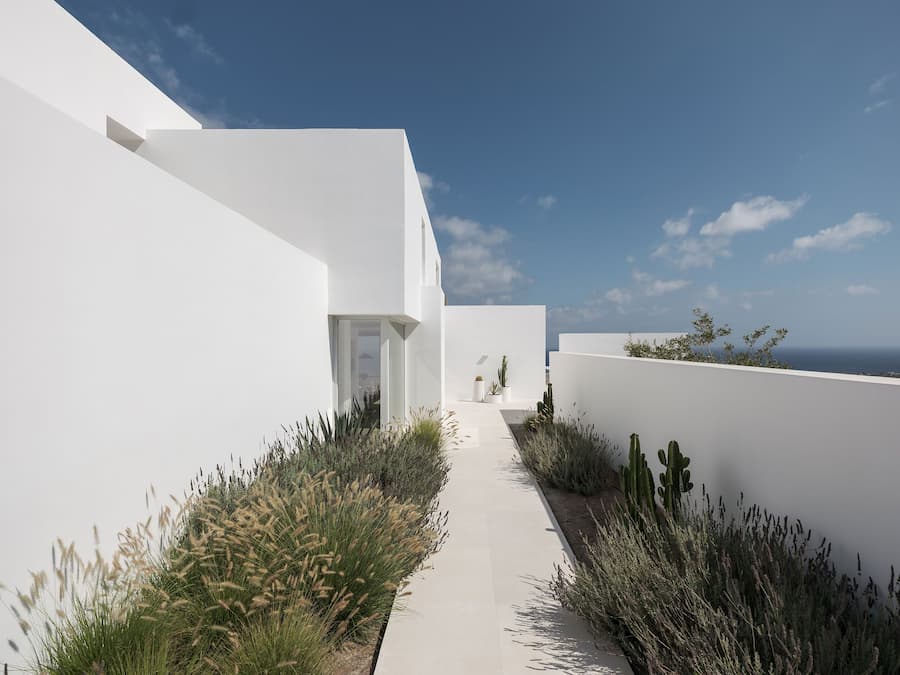 Kapsimalis 建築事務所在Santorini島的住宅中重新詮釋了Cycladic Vernacular群島的鄉村風情