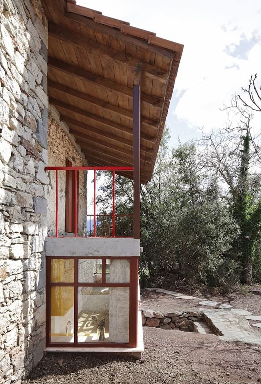 Point Supreme 翻新Peloponnese半島的一座石屋，打造現代家庭生活