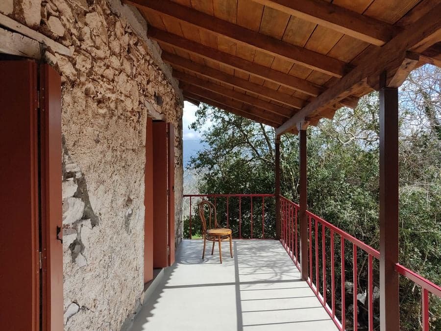 Point Supreme 翻新Peloponnese半島的一座石屋，打造現代家庭生活