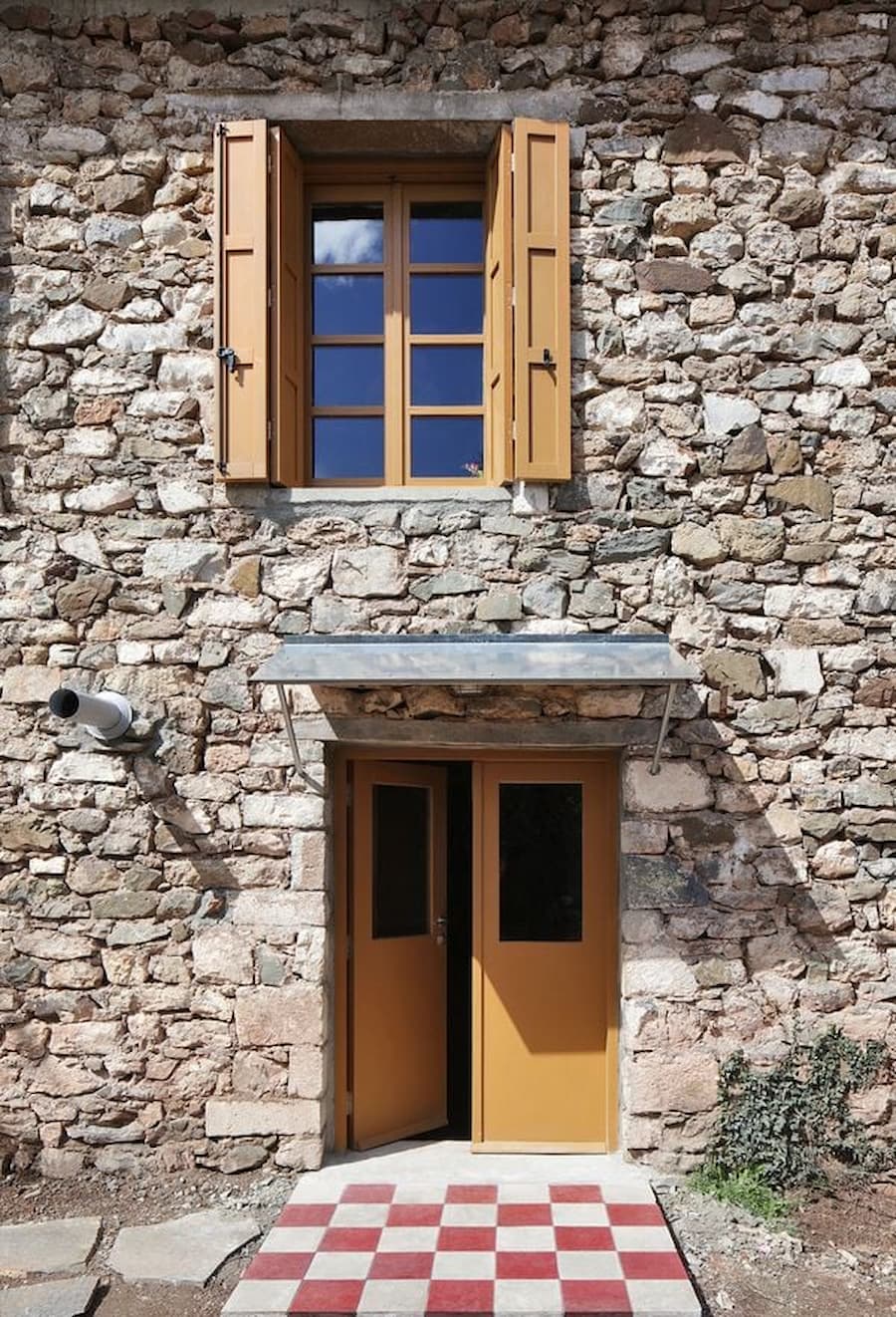 Point Supreme 翻新Peloponnese半島的一座石屋，打造現代家庭生活