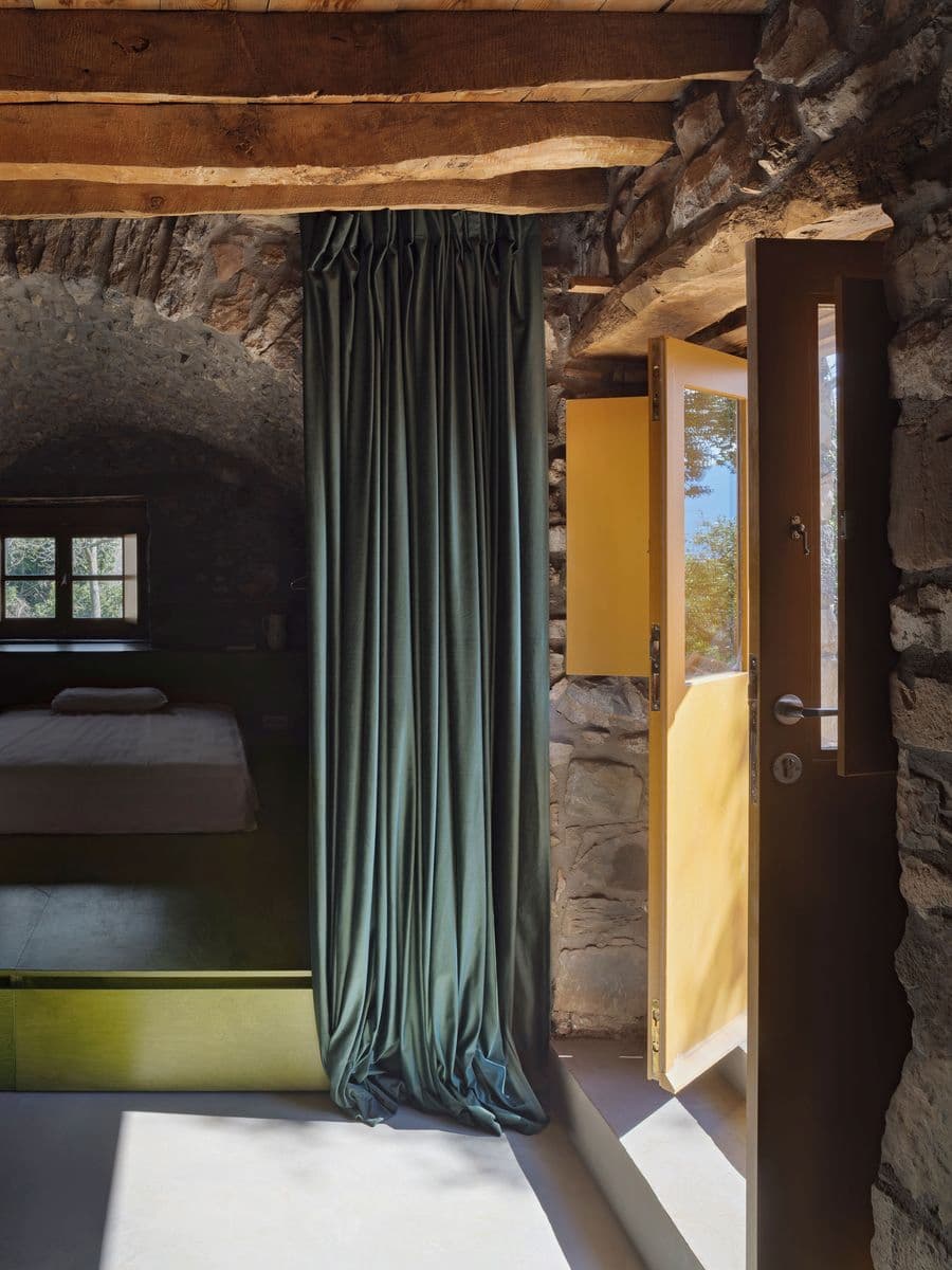 Point Supreme 翻新Peloponnese半島的一座石屋，打造現代家庭生活