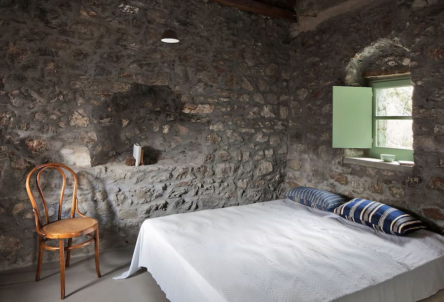 Point Supreme 翻新Peloponnese半島的一座石屋，打造現代家庭生活