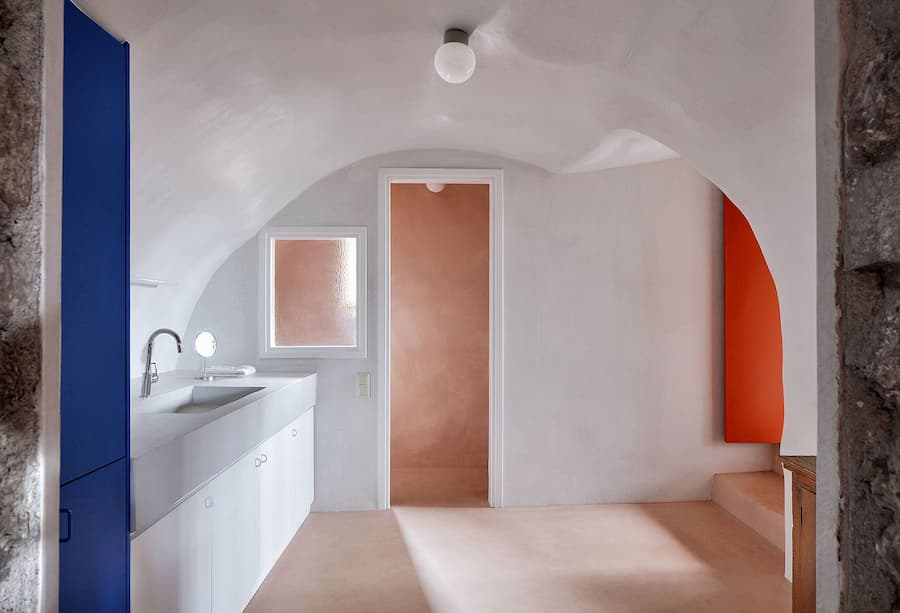 Point Supreme 翻新Peloponnese半島的一座石屋，打造現代家庭生活