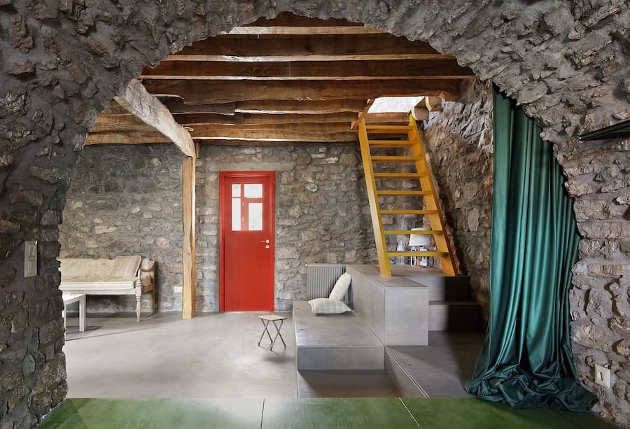 Point Supreme 翻新Peloponnese半島的一座石屋，打造現代家庭生活