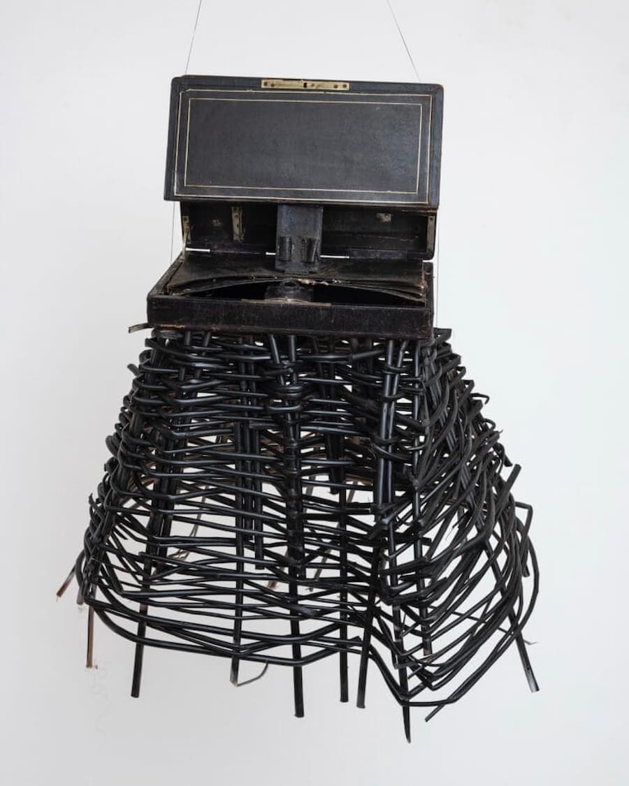 Sonia E. Barrett 的雕塑將古董書桌與非洲面具的翻轉融合