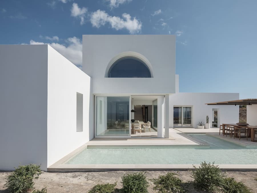 Kapsimalis 建築事務所在Santorini島的住宅中重新詮釋了Cycladic Vernacular群島的鄉村風情