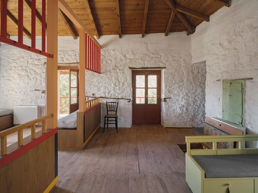 Point Supreme 翻新Peloponnese半島的一座石屋，打造現代家庭生活