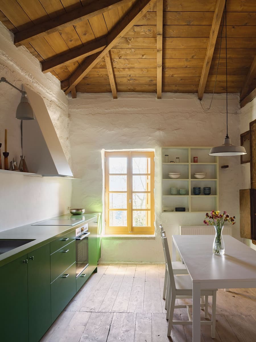 Point Supreme 翻新Peloponnese半島的一座石屋，打造現代家庭生活