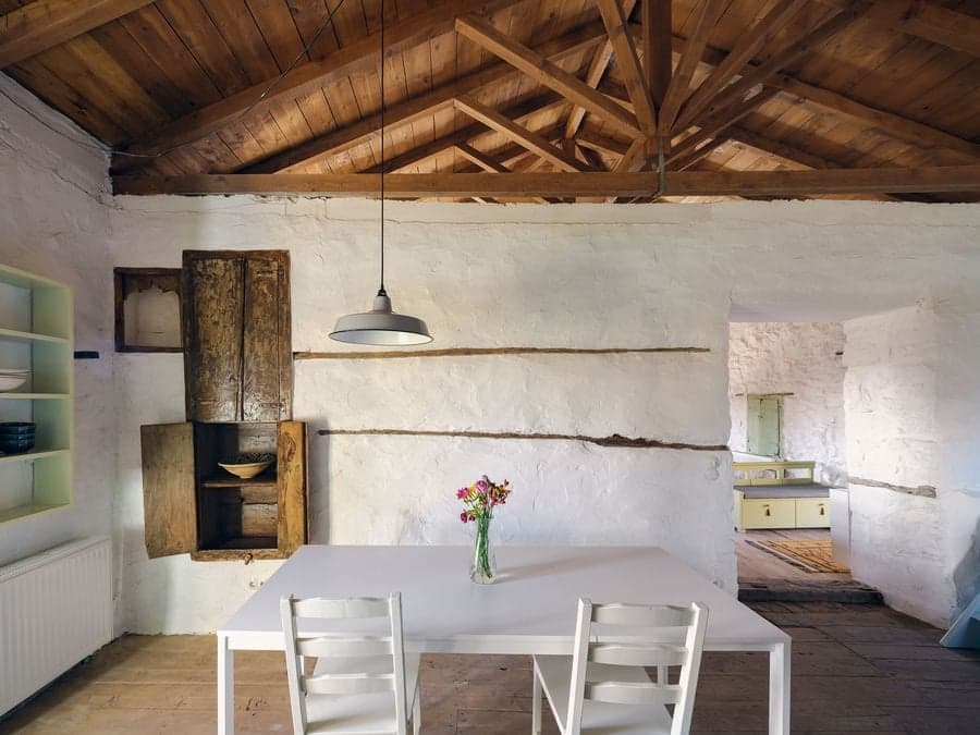 Point Supreme 翻新Peloponnese半島的一座石屋，打造現代家庭生活