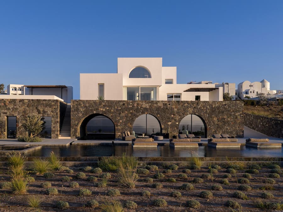 Kapsimalis 建築事務所在Santorini島的住宅中重新詮釋了Cycladic Vernacular群島的鄉村風情